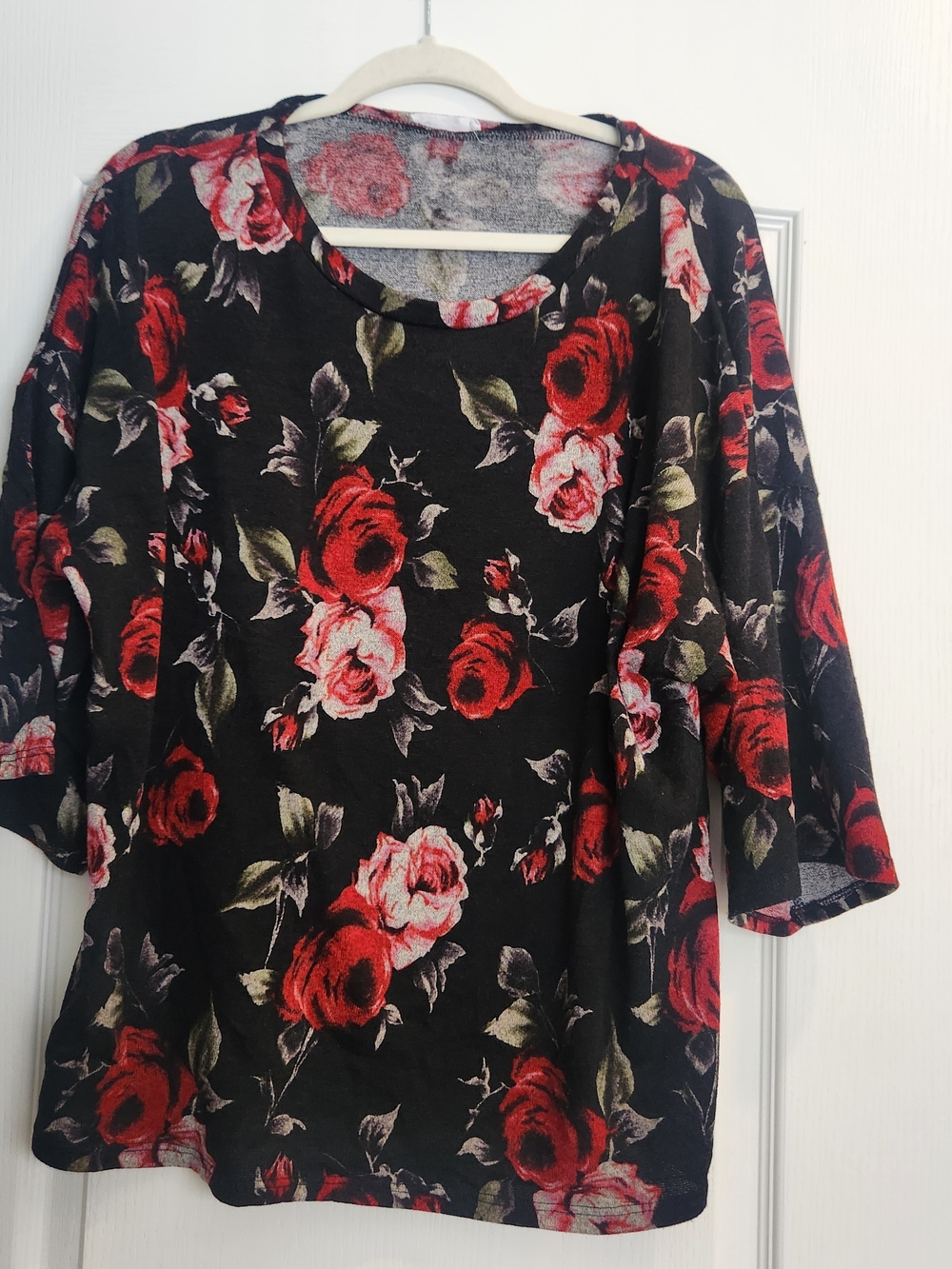 BombomBlack Floral Scoop Neck Women's Top with Red Roses L Euc